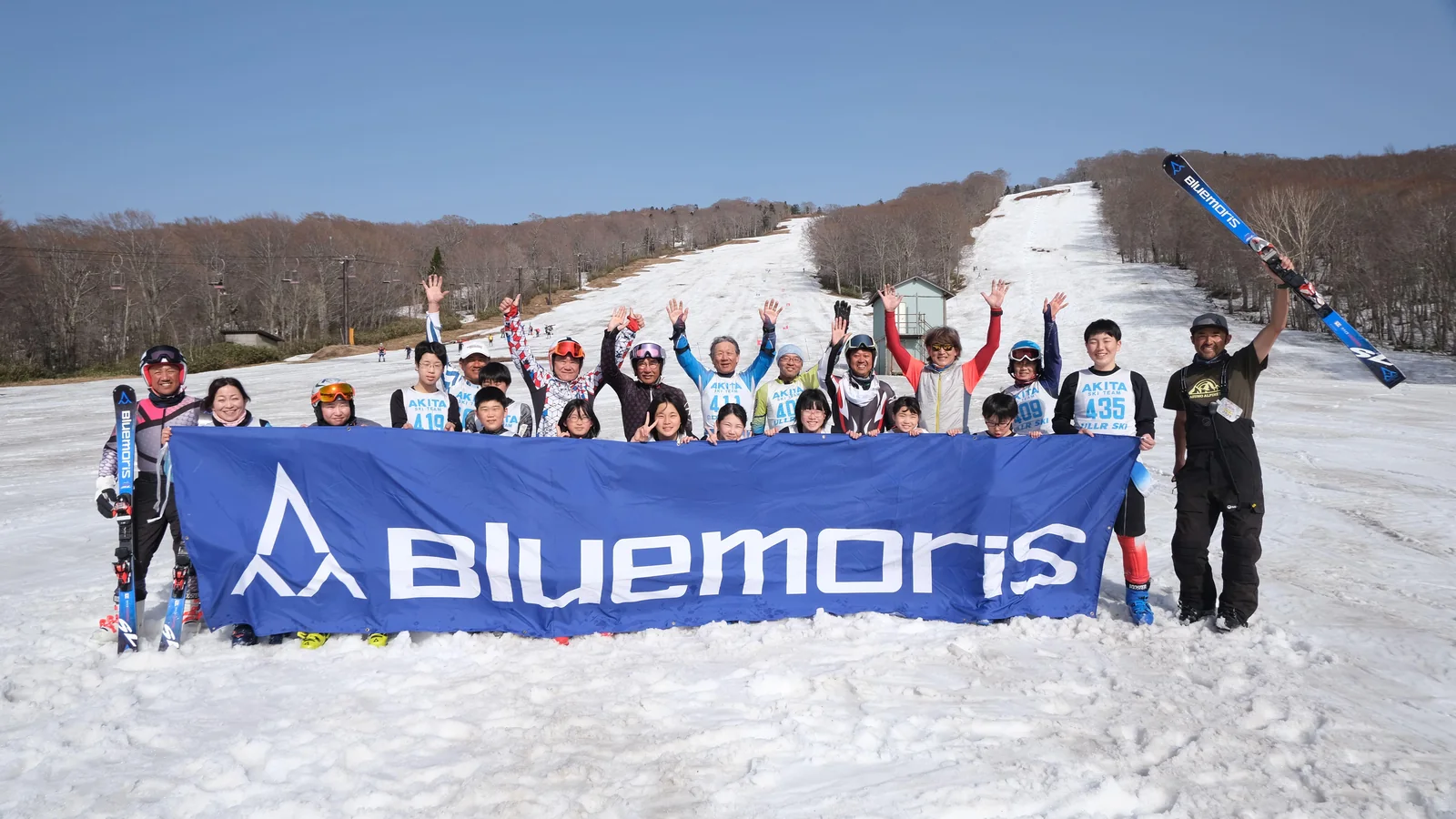 Bluemoris公式サイトの雪上チームビジュアル